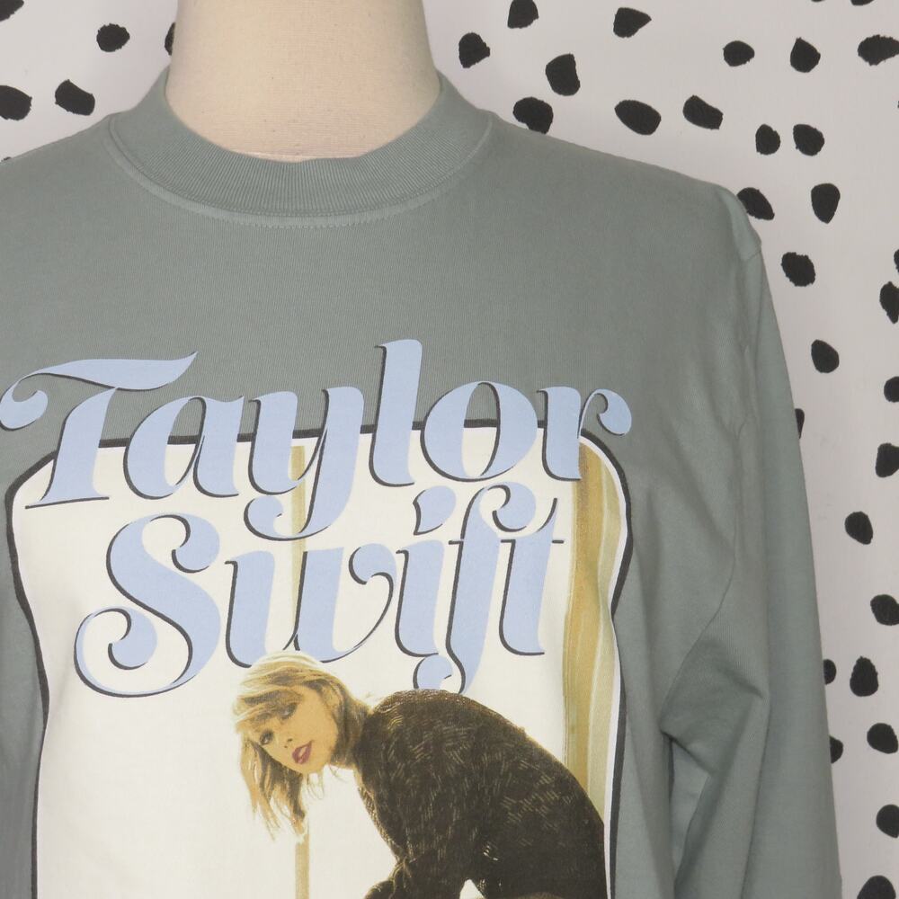 Taylor Swift Green 1989 Taylor’s Version Photo Long Sleeve Shirt - Picture 3 of 8